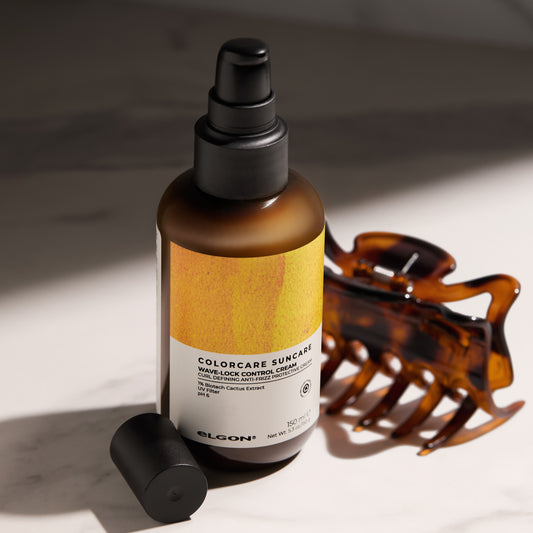 Scopri Wave-Lock Control Cream per ricci protetti e definiti sotto il sole
